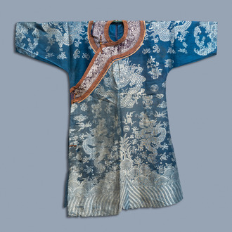 A Chinese embroidered silk summer 'dragon' robe, 19th C.